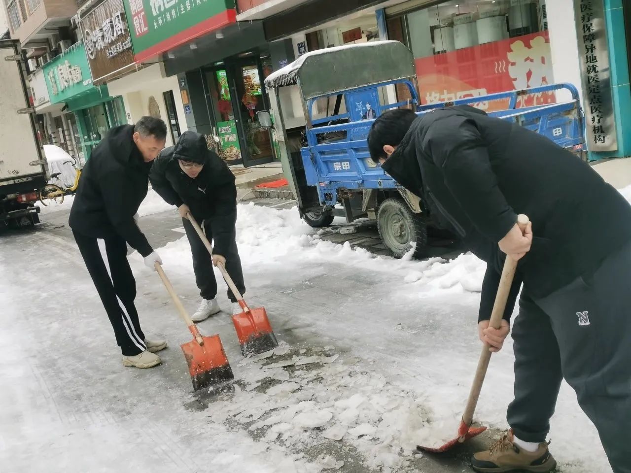 鏟冰除雪 溫暖相伴——天海集團(tuán)參與清冰障、除冰凍行動