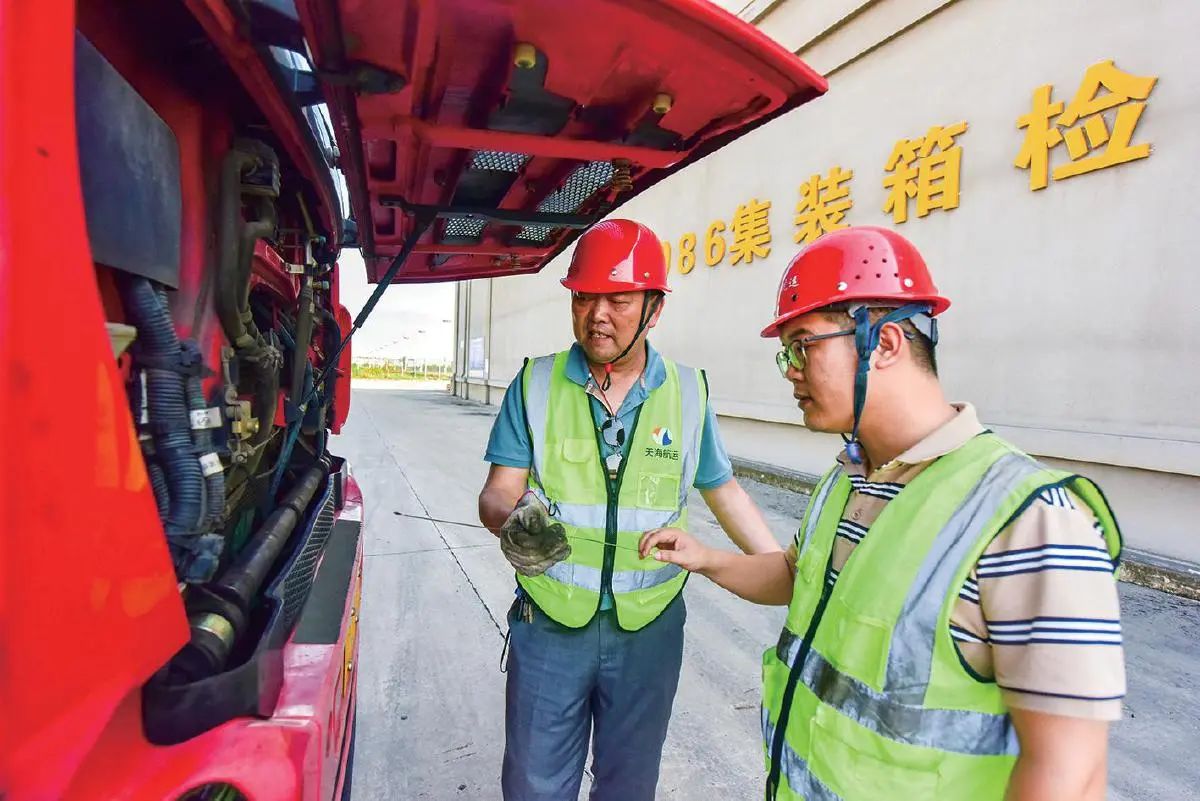 助力黃石建億噸大港——記湖北省工人先鋒號黃石天海航運(yùn)有限公司港區(qū)事業(yè)部拖車班